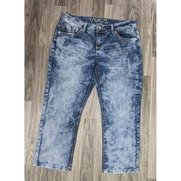 (3/$35) Rue 21 Size 9 / 10 Curvy Sequins Embroidered Studs Cropped Blue Jeans - Picture 1 of 11